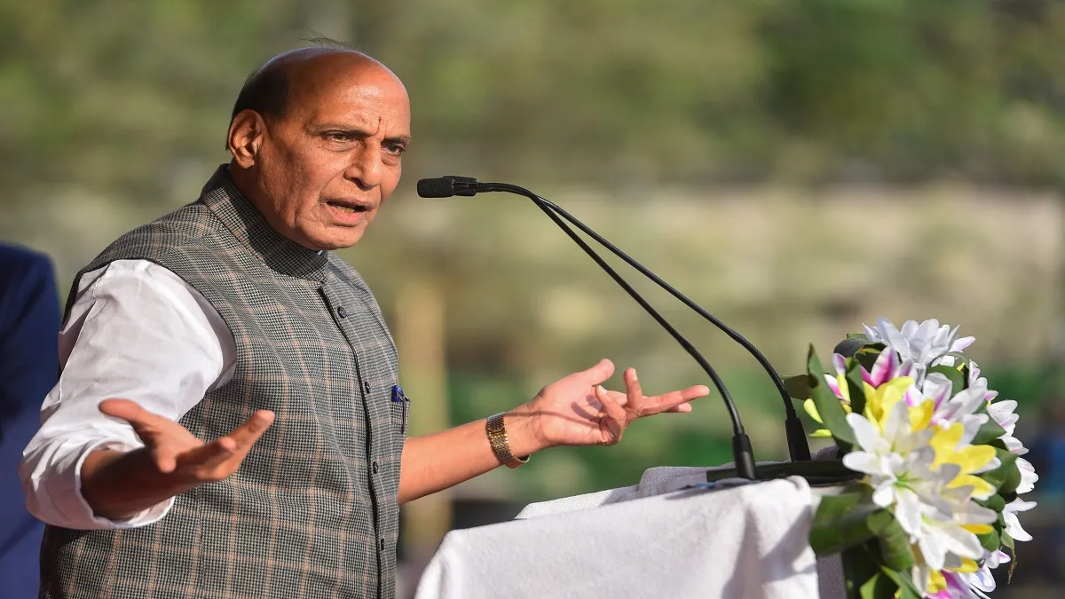 कोरोना से लड़ाई में सेना को किया गया अलर्ट, रक्षा मंत्री ने सेना प्रमुख से की बात Rajnath Singh talks to Indian Army Chief to contribute in fight against coronavirus कोरोना से लड़ाई - India TV Hindi