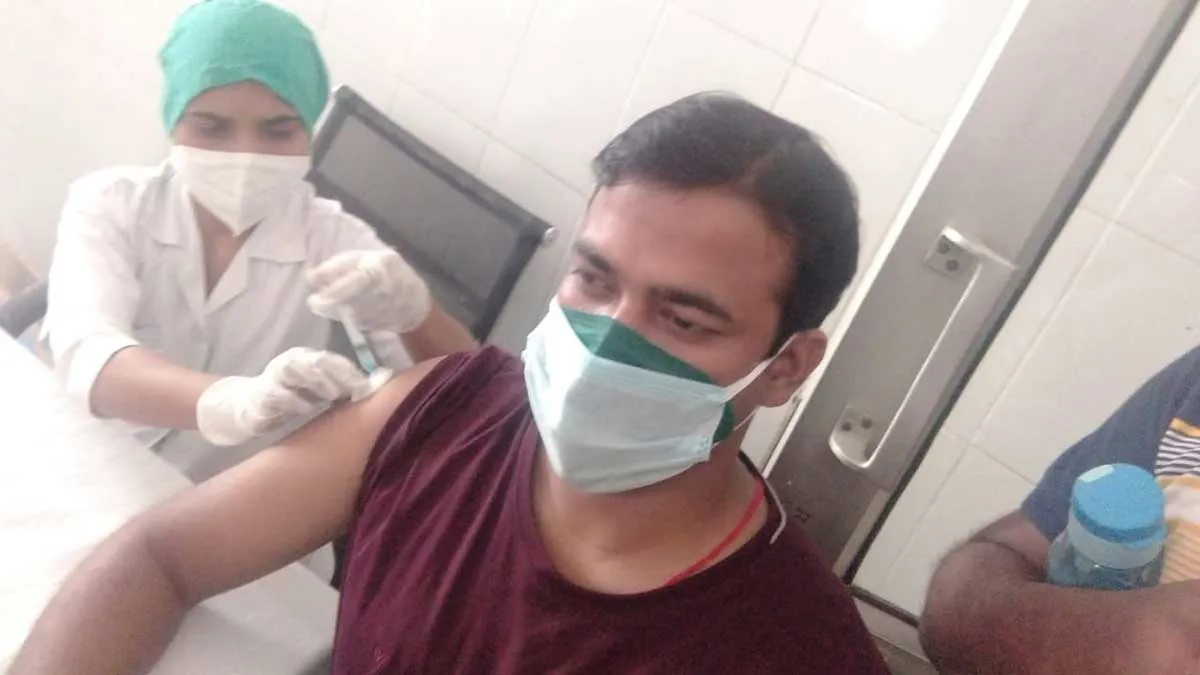 बांहों की मांसपेशियों में होती हैं प्रतिरक्षण कोशिकाएं, इसलिए वहां लगाए जाते हैं कोरोना के टीके Why is Covid-19 vaccine given in arms? Covid-19 vaccine arms, Coronavirus vaccine arms- India TV Hindi