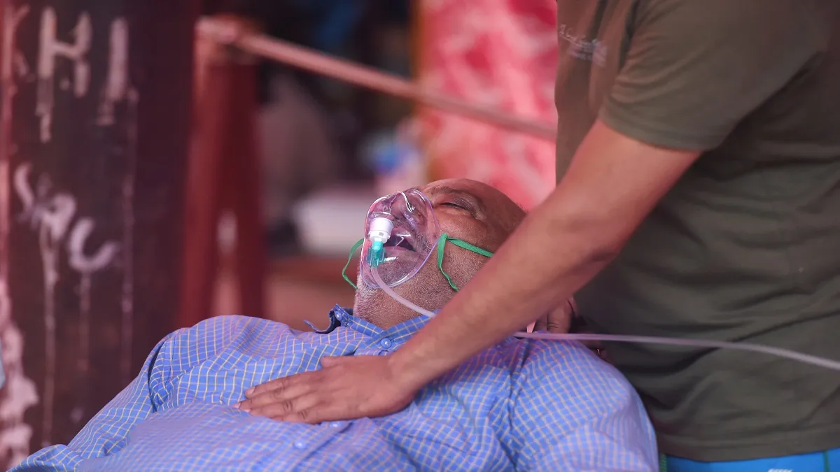 औद्योगिक घराने पानी की तरह खर्च कर रहे हैं पैसा, कोविड-19 के खिलाफ लड़ाई में दे रहे हैं पूरा सहयोग COVID19 Tata group to airlift 60 cryogenic tankers from overseas, build 400 oxygen plants- India TV Hindi
