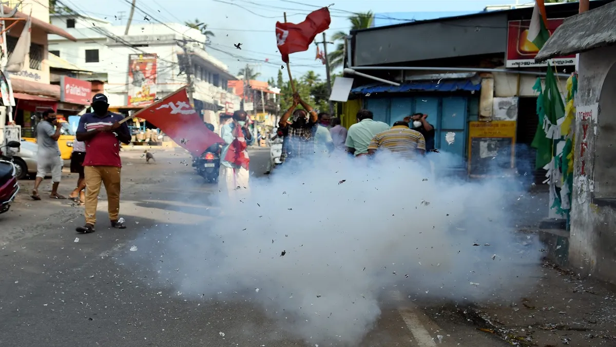 Kerala Election Results: केरल में एलडीएफ दूसरे कार्यकाल की तरफ, 70 से ज्यादा सीटों पर दर्ज की जीत Left Democratic Front (LDF) activists celebrate party's winning trend during counting day of Kerala - India TV Hindi