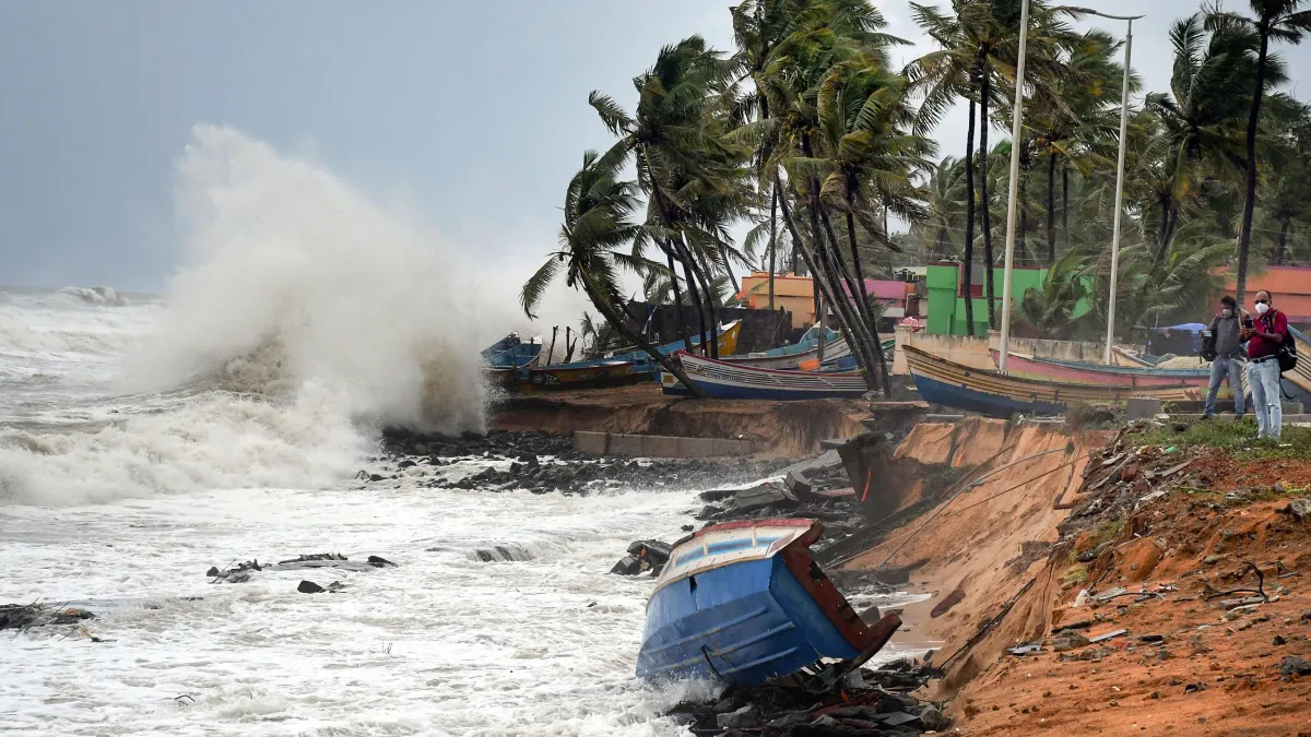 तीन राज्यों में तबाही मचाने के बाद गुजरात की तरफ बढ़ा चक्रवात ‘तौकते’, 6 लोगों की मौत तीन राज्यों में तबाही मचाने के बाद गुजरात की तरफ बढ़ा चक्रवात ‘तौकते’, 6 लोगों की मौत- India TV Hindi