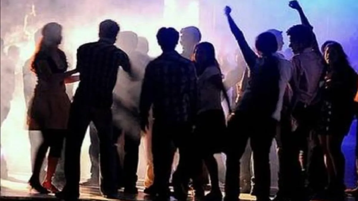 <p>नोएडा: सोसाइटी में चल...- India TV Hindi