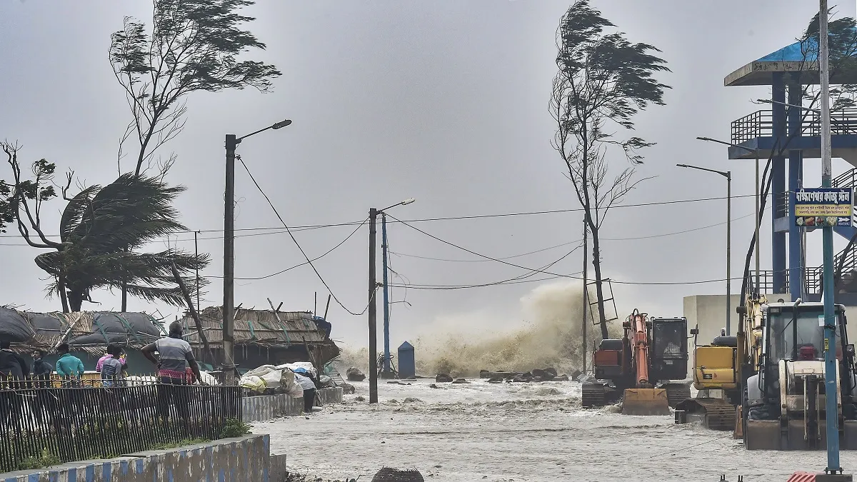 Cyclone Yaas: ओडिशा और बंगाल में तट से टकराया तूफान, तटीय इलाकों में भरा पानी <p>चक्रवात 'यास' </p>- India TV Hindi