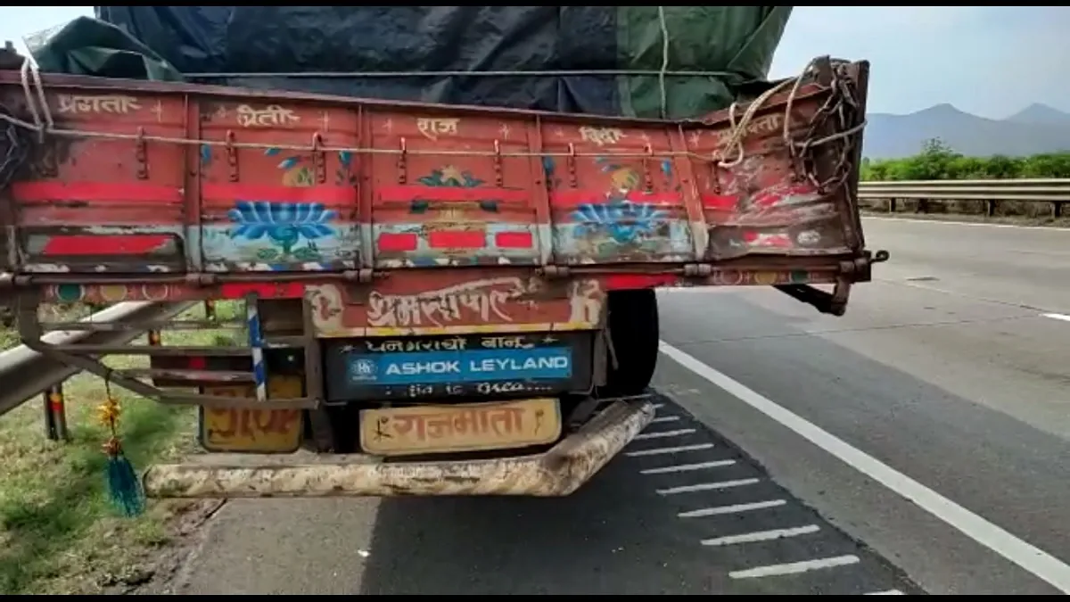 मुम्बई-पुणे एक्सप्रेसवे पर हादसा, डिप्टी जीएसटी कमिश्नर सहित दो लोगों की मौत, 2 गंभीर रूप से घायल मुम्बई-पुणे एक्सप्रेसवे पर हादसा, डिप्टी जीएसटी कमिश्नर सहित दो लोगों की मौत, 2 गंभीर रूप से घायल- India TV Hindi