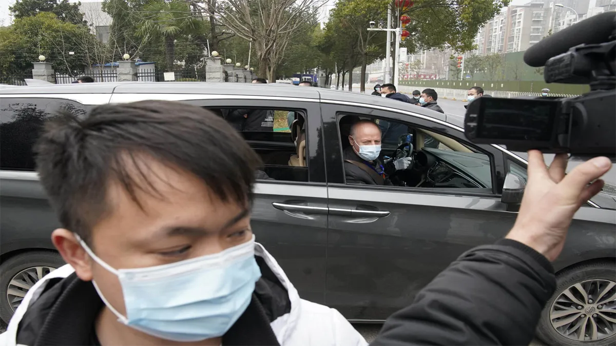 वुहान की लैब में ही तैयार हुआ है कोरोना का वायरस! ब्रिटिश लेखक ने कहा-चूहों पर हो रहा था प्रयोग <p>WHO की टीम ने इस साल...- India TV Hindi