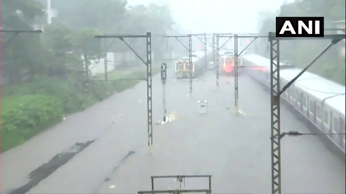 मुंबई में मानसून ने दी दस्तक, भारी बारिश के बाद जल भराव, आईएमडी ने जारी किया रेड अलर्ट Rain Red Alert In Mumbai As Monsoon Triggers Waterlogging- India TV Hindi