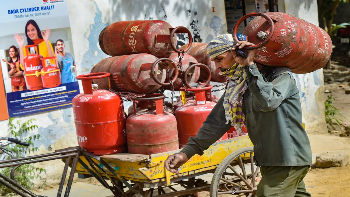 BPCL के 8.4 करोड़ ग्राहकों को कैसे मिलेगा सब्सिडी वाला LPG सिलेंडर, सरकार तलाश रही है रास्ता BPCL to continue selling subsidised LPG gas after its privatization govt seeks legal opinion- India TV Hindi