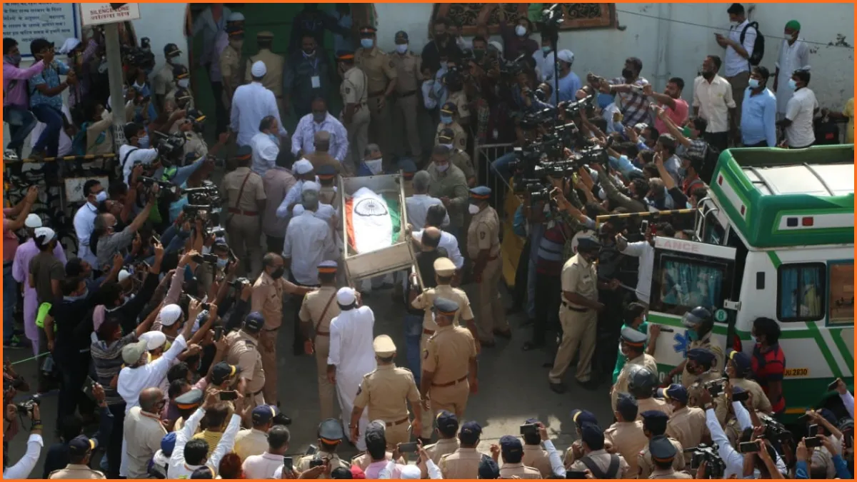 ट्रेजडी किंग दिलीप कुमार को जुहू के कब्रिस्तान में किया गया सुपुर्द-ए-खाक Dilip Kumar- India TV Hindi