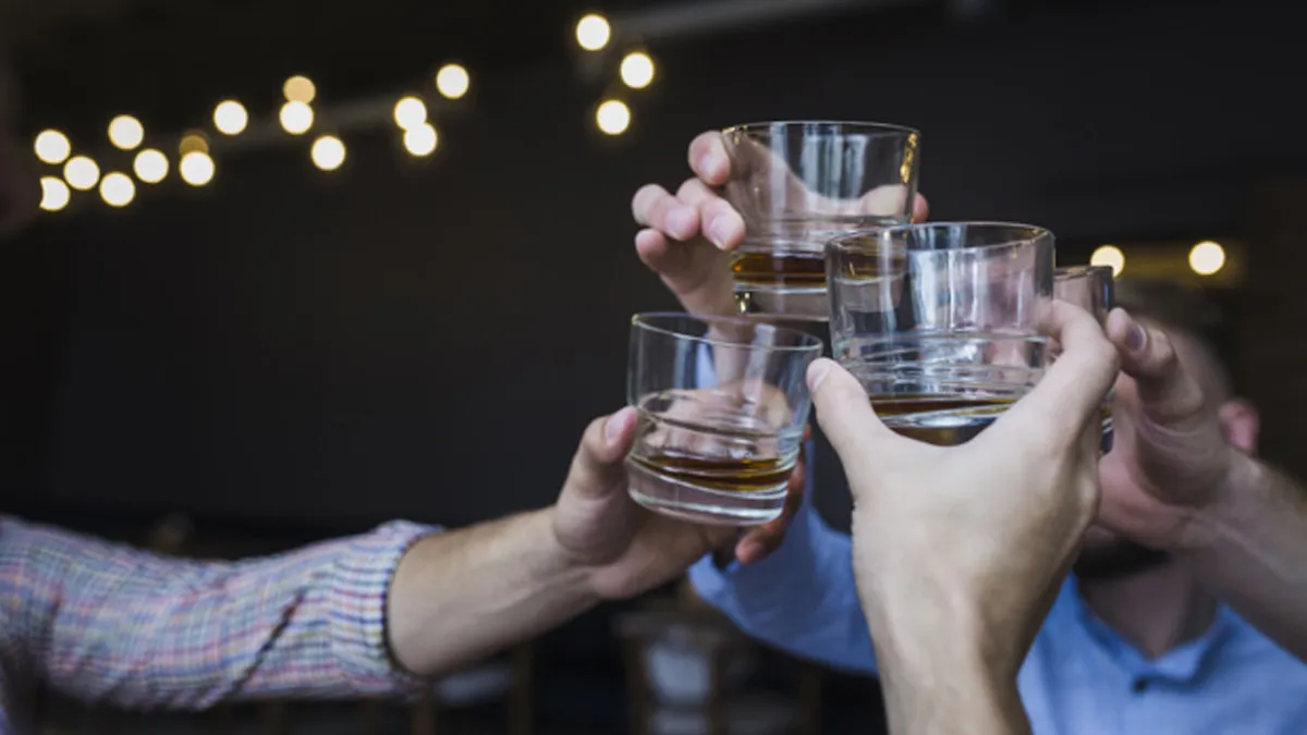 New Excise Policy: दिल्ली में बदलेगी शराब दुकानों की सूरत, दिल्लीवासी सीधे कंपनी से खरीद सकेंगे ताजा बीयर New Excise Policy Liquor vends to be spacious, air-conditioned, to promote microbreweries- India TV Hindi