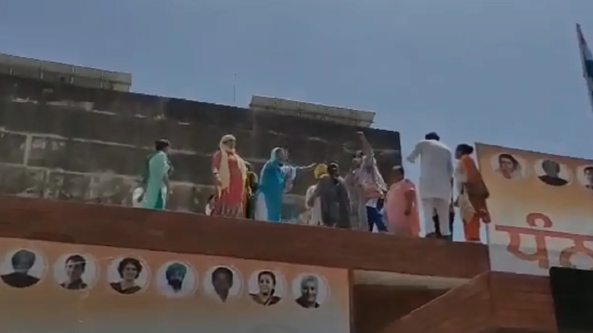 सिद्धू के भाषण के बाद कांग्रेस भवन की छत पर चढ़ गए 'कच्चे अध्यापक', ताजपोशी के समय हुआ था जिक्र सिद्धू के भाषण के बाद कांग्रेस भवन की छत पर चढ़ गए 'कच्चे अध्यापक', ताजपोशी के समय हुआ था जिक्र- India TV Hindi