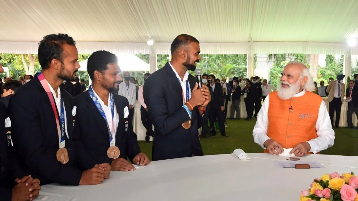 PM मोदी ने श्रीजेश से पूछा मजाकिया सवाल, चानू के पीठ दर्द का भी लिया अपडेट <p>Have you learnt Punjabi, PM asked Sreejesh; praised...- India TV Hindi