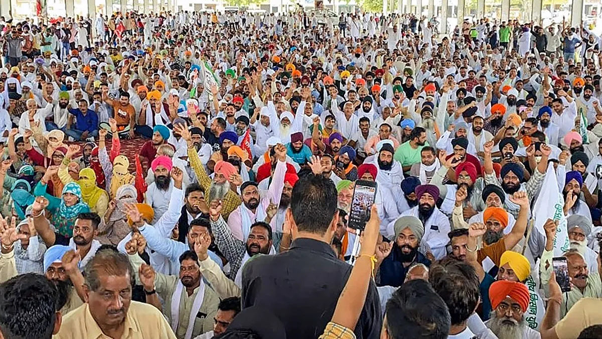 करनाल में मिनी सचिवालय के बाहर अनिश्चितकालीन धरने पर बैठे किसान, मोबाइल-इंटरनेट बंद करनाल में मिनी सचिवालय के बाहर अनिश्चितकालीन धरने पर बैठे किसान, मोबाइल-इंटरनेट बंद- India TV Hindi