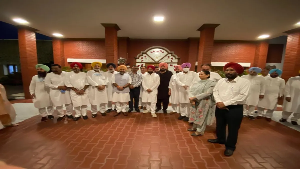 नवजोत सिंह सिद्धू ने पंजाब के मनोनीत CM चरणजीत सिंह चन्नी को अपने अंदाज में दी बधाई, ट्वीट कर लिखी ये बात नवजोत सिंह सिद्धू ने पंजाब के मनोनीत CM चरणजीत सिंह चन्नी को अपने अंदाज में दी बधाई- India TV Hindi