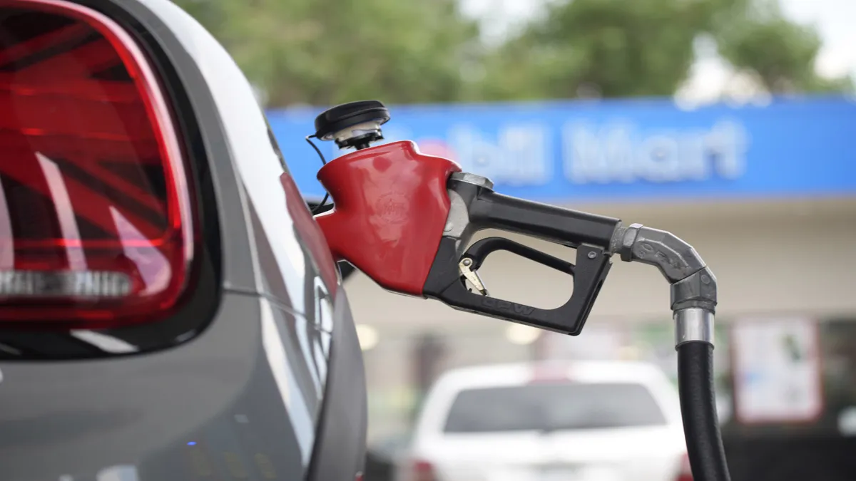 Petrol demand: रिकॉर्ड महंगा होने पर भी पेट्रोल की मांग अगस्त में बढ़ी, डीजल की खपत घटी Petrol demand continues to rise in Aug, diesel lags- India TV Hindi