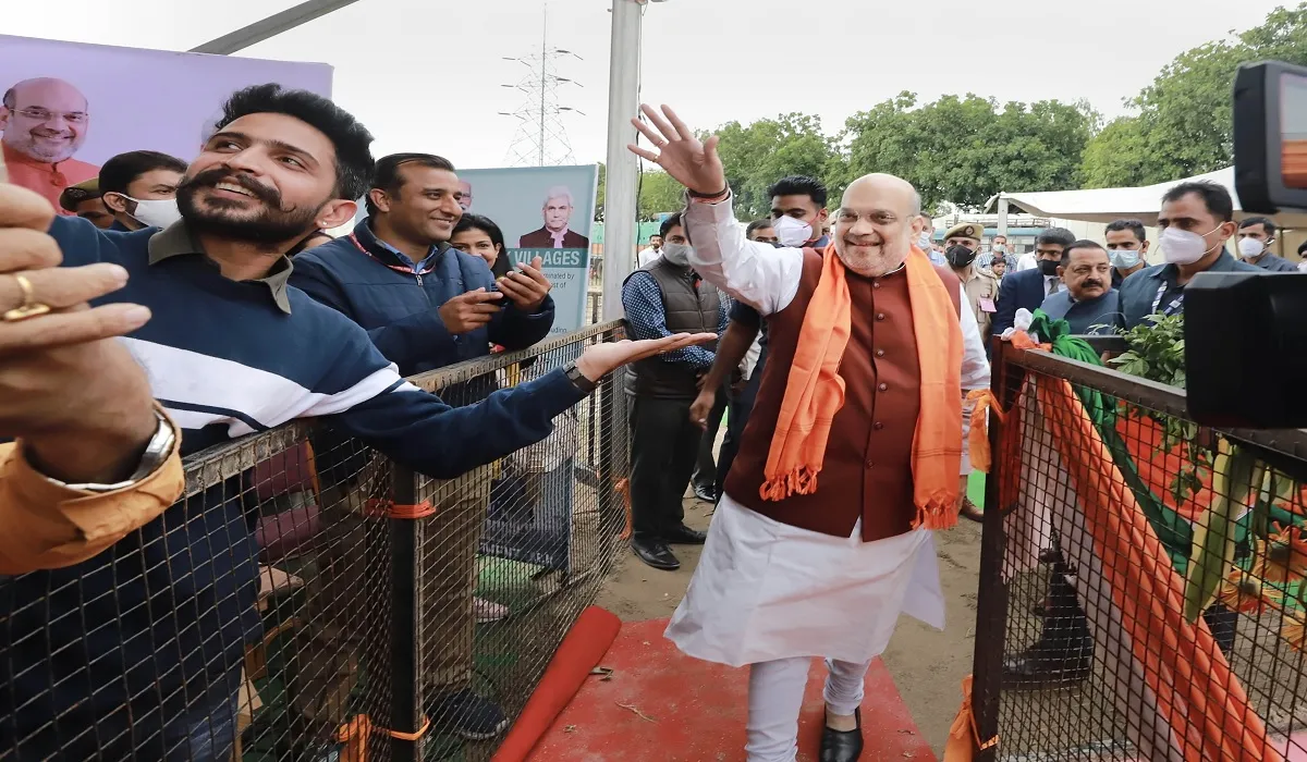 Amit Shah's J&K Visit: सैनिकों से मुलाकात से लेकर शहीदों को श्रद्धांजलि तक, अमित शाह की कश्मीर यात्रा की झलकियां Amit Shah's J&K Visit: सैनिकों से मुलाकात से लेकर शहीदों को श्रद्धांजलि तक, अमित शाह की कश्मीर यात्र- India TV Hindi