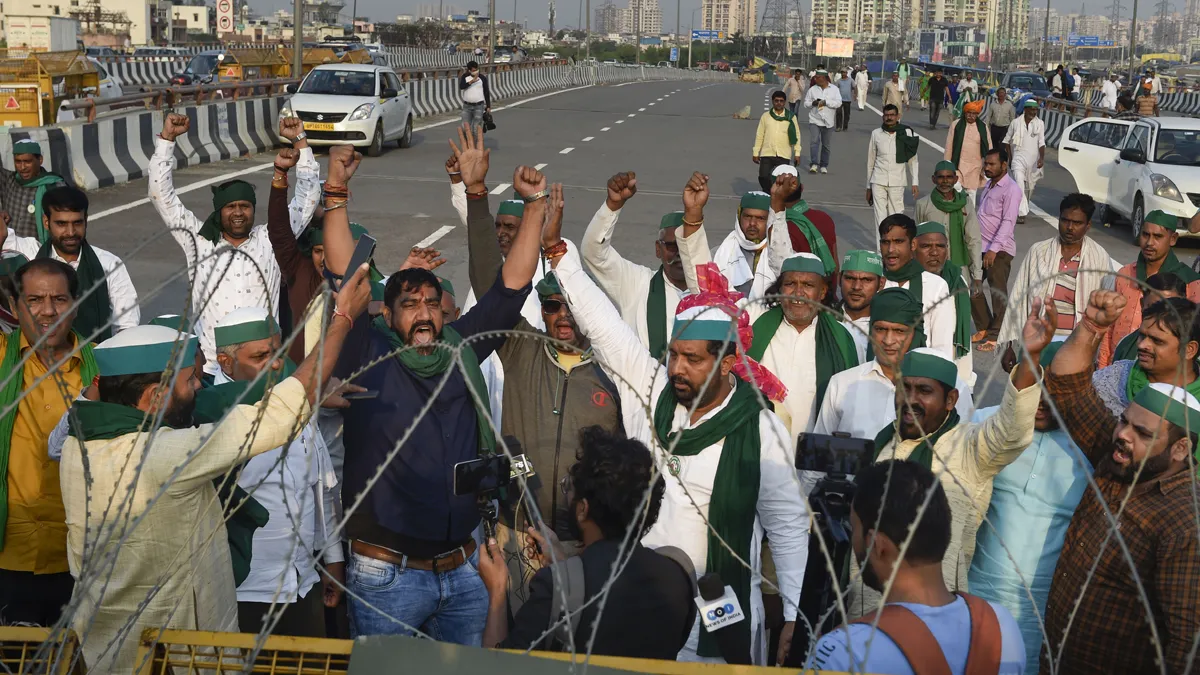 <p>बैरिकेड्स हटते ही...- India TV Hindi