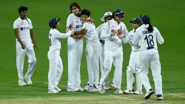 AUS-W vs IND-W: गोस्वामी-वस्त्रकार चमकीं, फॉलो ऑन बचाने के लिए ऑस्ट्रेलिया को चाहिए 85 रन <p>AUS-W vs IND-W Pink Ball Test Day 3: Jhulan Goswami,...- India TV Hindi