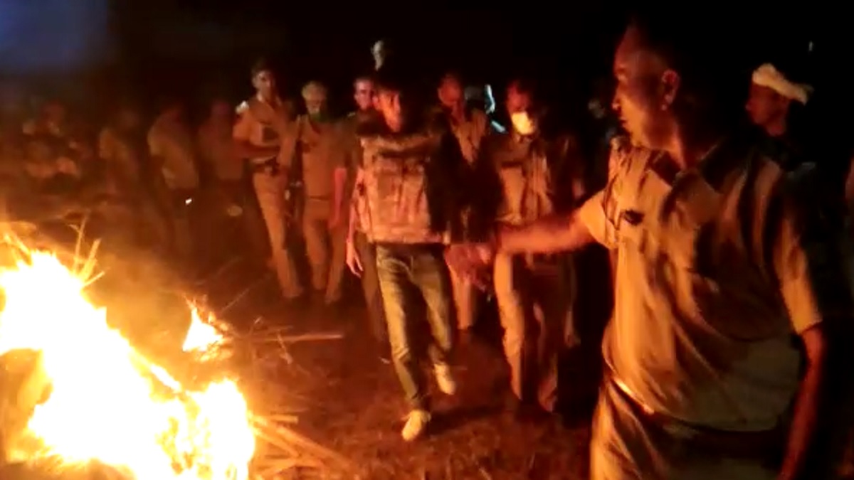 Police brought history sheeter wearing a bulletproof jacket on fathers funeral । पिता की चिता को