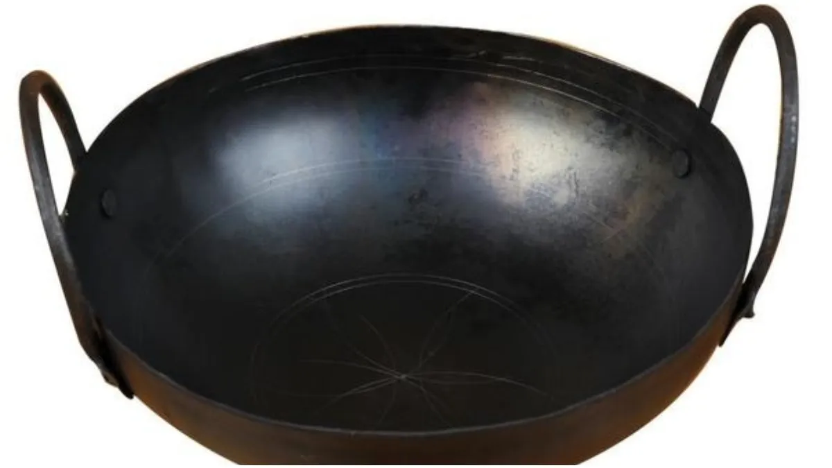 Kitchen Hacks : लोहे के बर्तनों से जंग हटाने के लिए अपनाएं ये आसान ट्रिक्स, चमक उठेंगे नए जैसे <p>iron utensils</p>- India TV Hindi