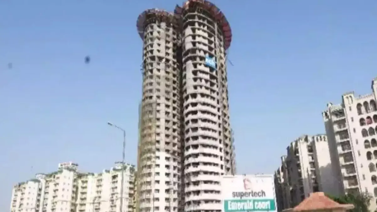 Supertech को गिराने होंगे नोएडा में अपने 40 मंजिला ट्विन टॉवर्स, सुप्रीम कोर्ट ने खारिज की याचिका Supreme Court dismisses Supertech's plea seeking review of order to demolish twin towers in Noida- India TV Hindi