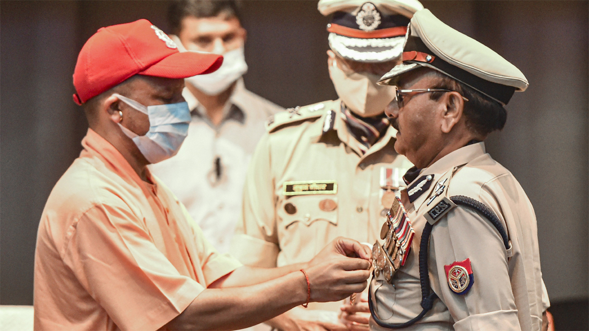UP CM Yogi Adityanath hold meeting with UP police officials | पुलिस की ...