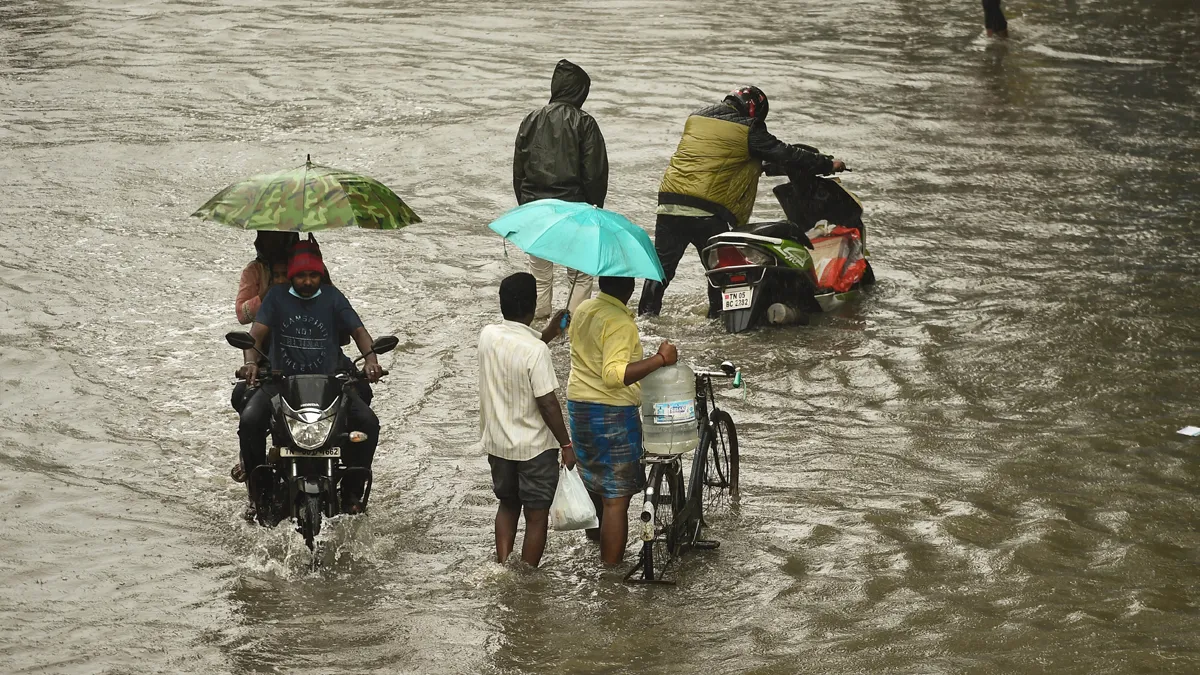 Chennai Rain Live Updates: चेन्नई में लगातार बारिश से हालात बिगड़े, एयरपोर्ट शाम तक बंद, अबतक 14 मौतें chennai rain- India TV Hindi