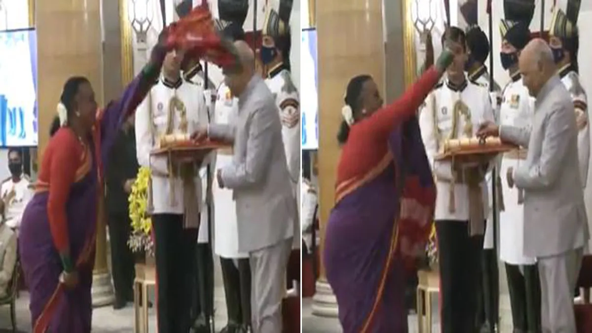 VIDEO: पद्म पुरस्कार लेने पहुंची ट्रांसजेंडर ने राष्ट्रपति रामनाथ कोविंद की उतारी 'नजर' VIDEO: पद्म पुरस्कार लेने पहुंची ट्रांसजेंडर ने राष्ट्रपति रामनाथ कोविंद की उतारी 'नजर'- India TV Hindi