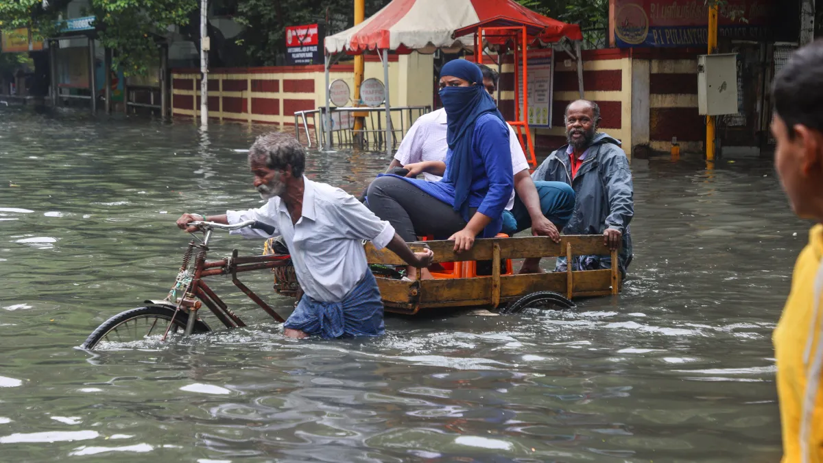 Tamil Nadu Rains LIVE: चेन्नई सहित 21 जिलों में बारिश से हालात खराब, निचले इलाकों में भरा पानी Tamil Nadu Rains LIVE: चेन्नई सहित 21 जिलों में बारिश से हालात खराब, निचले इलाकों में भरा पानी- India TV Hindi