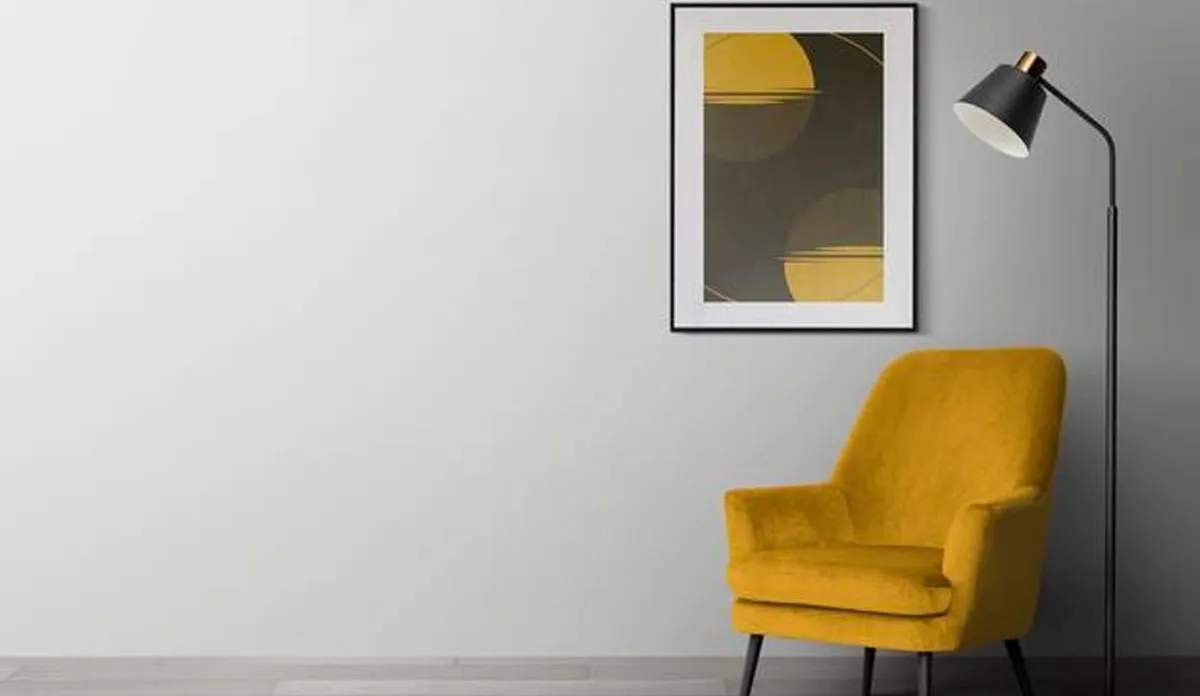 Vastu Tips: खाली दीवार के पास बैठने से दिमाग में पड़ता है बुरा असर, तुरंत करें ये काम Place family photo in empty wall for happiness and positive energy according to vastu shastra- India TV Hindi