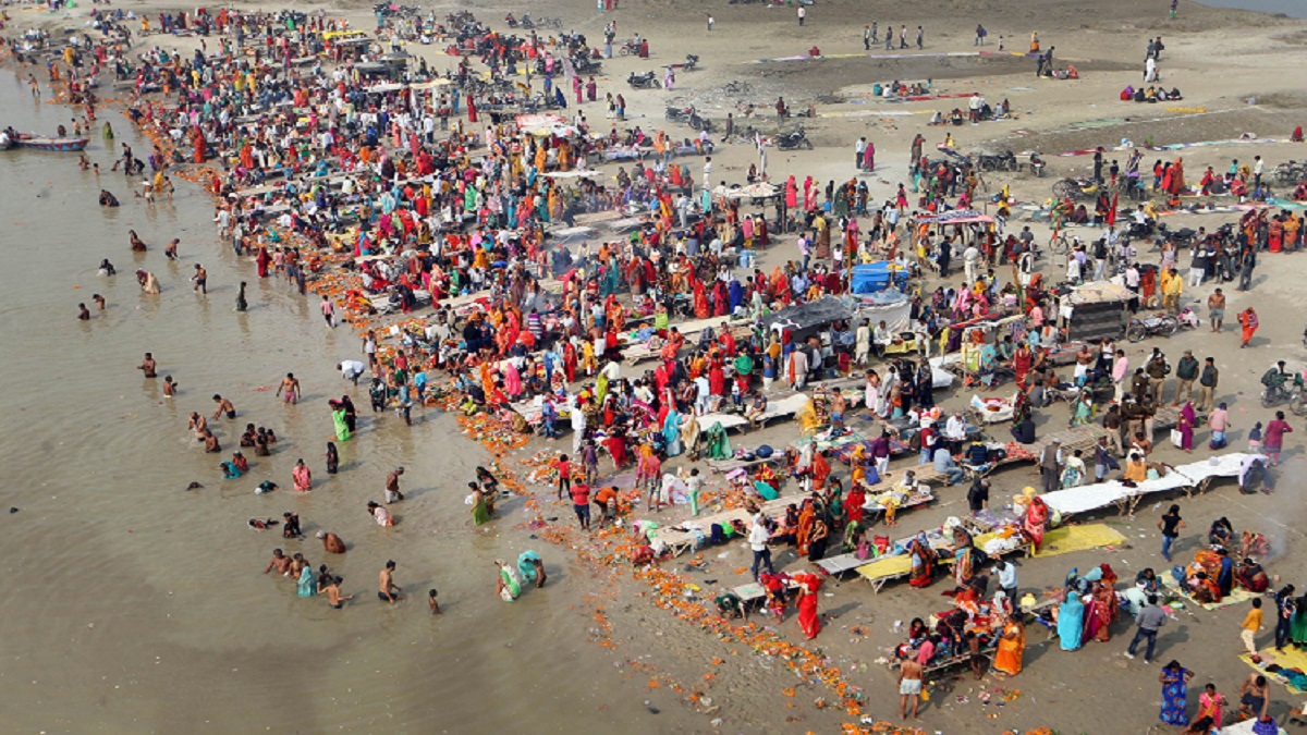 बिहार कार्तिक पूर्णिमा पर गंगा गंडक संगम पर हजारों श्रद्धालुओं ने लगाई आस्था की डुबकी 0225