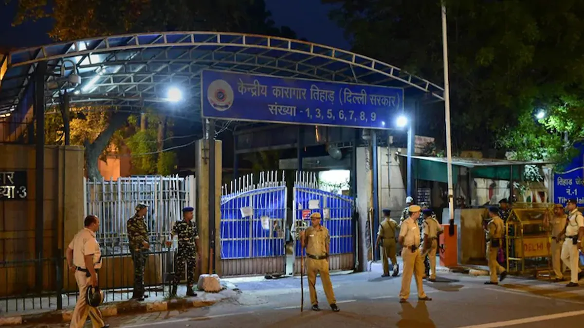 'तिहाड़ जेल की हालत दयनीय, हो रही हत्याएं', SC ने गृह मंत्रालय से मांगी रिपोर्ट तिहाड़ जेल की हालत दयनीय, जेल में हो रही हत्याएं, न्यायालय ने गृह मंत्रालय से रिपोर्ट मांगी- India TV Hindi