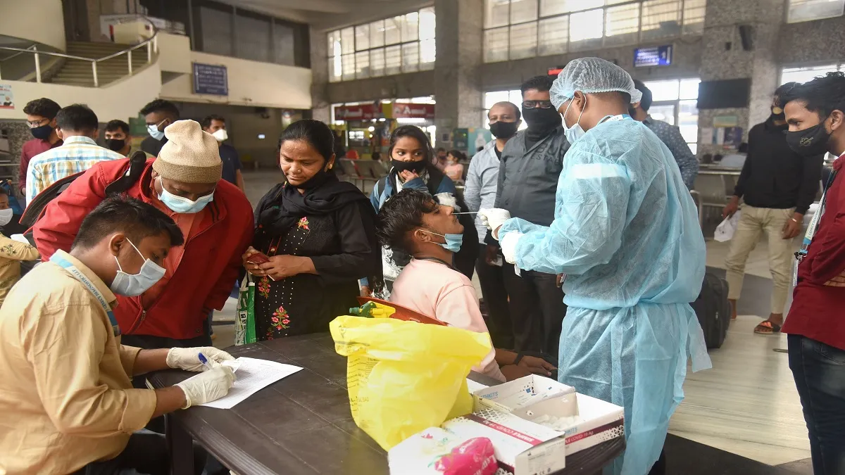 Coronavirus Omicron Live Updates: दिल्ली में मामले घटे लेकिन मौत के आंकड़ों ने डराया, जून के बाद एक दिन में 45 ने गंवाई जान 24 घंटे में कोरोना के 3 लाख 37 हजार से ज्यादा नए मामले आए, 488 लोगों की हुई मौत- India TV Hindi