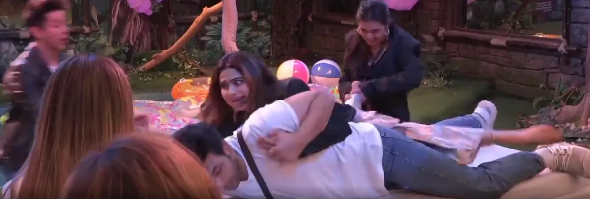 करण कुंद्रा की मसाज करने पर भड़कीं तेजस्वी, शमिता से कहा-'आंटी ये राकेश बापट नहीं है' शमिता ने की मसाज- India TV Hindi