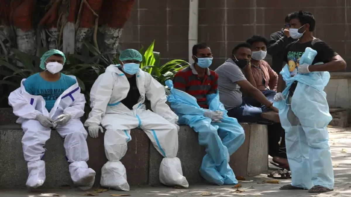 Coronavirus Omicron LIVE Updates: बीते 24 घंटे में कोरोना के 1 लाख 17 हजार 100 नए मामलों की पुष्टि, 302 लोगों की हुई मौत कोरोना ने पकड़ी रफ्तार- India TV Hindi