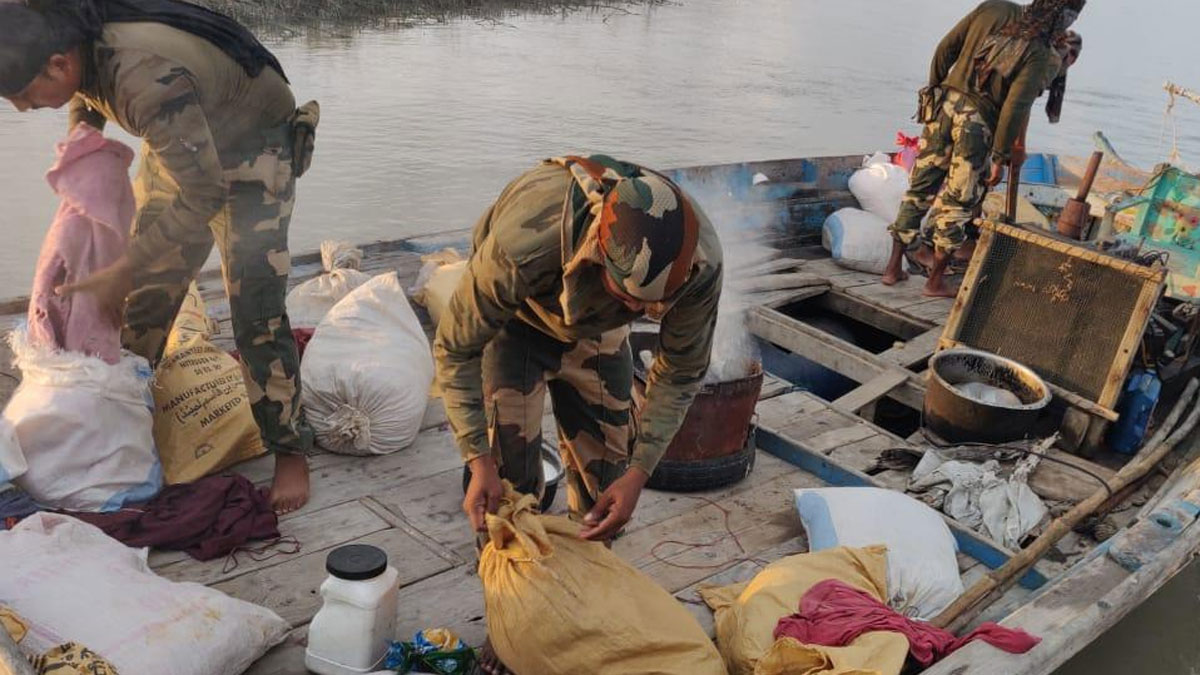 Gujarat: BSF seizes 9 Pakistani boats in Harami Nala Creek area near Kutch | गुजरात: BSF ने कच्छ के पास हरामी नाला क्रीक क्षेत्र में 9 पाकिस्तानी नौकाओं को जब्त किया - India TV Hindi