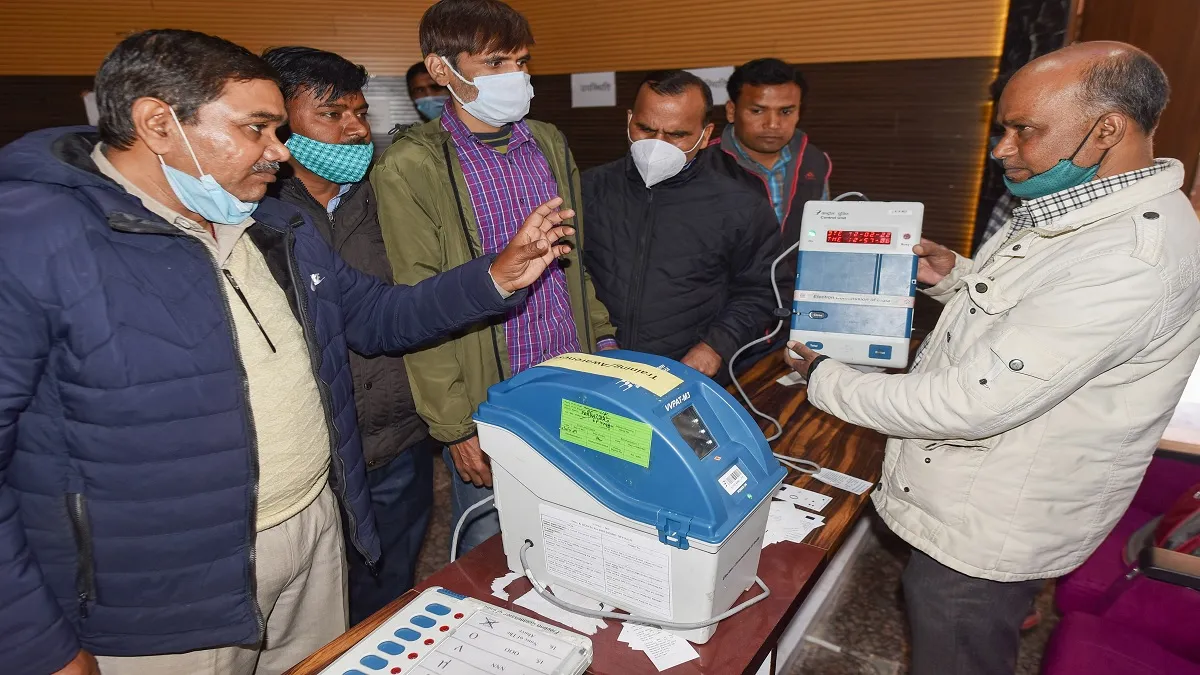 UP Election 2022 : पांचवें चरण में 61 सीटों पर रविवार को वोटिंग, 692 उम्मीदवारों के भाग्य का होगा फैसला EVM Machine- India TV Hindi
