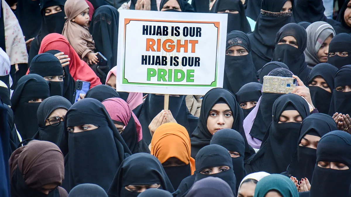 Hijab controversy LIVE Updates: कर्नाटक हाईकोर्ट में सुनवाई शुरू, चीफ जस्टिस बोले- सभी को जिम्मेदार नागरिक की तरह व्यवहार करना चाहिए Hijab Controversy- India TV Hindi