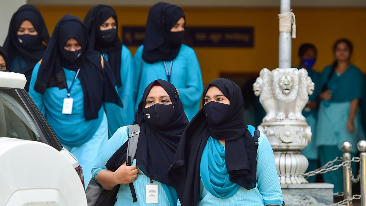 Hijab Controversy: Right to wear hijab is not under Article 25 of  Constitution, says Karnataka in court | कर्नाटक सरकार ने कोर्ट में कहा,  हिजाब पहनने का अधिकार संविधान के अनुच्छेद 25
