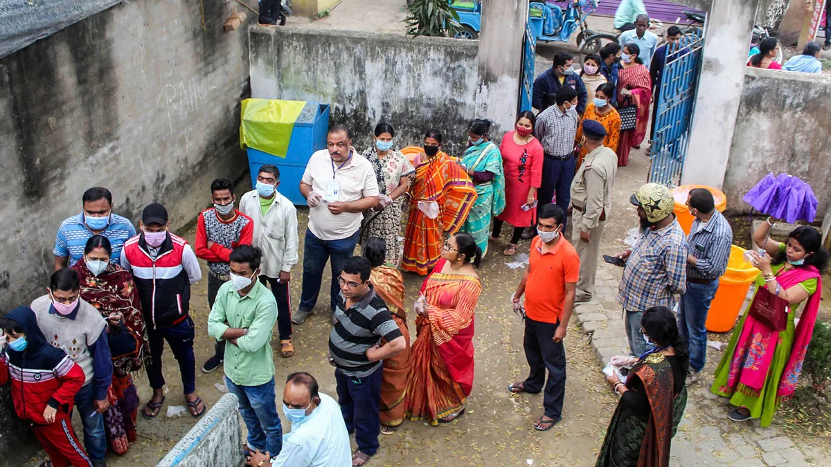 UP Election 2022: शुरुआती 5 चरणों में लगभग पिछले चुनाव के बराबर वोटिंग, पसोपेश में ऑब्जर्वर Voters- India TV Hindi