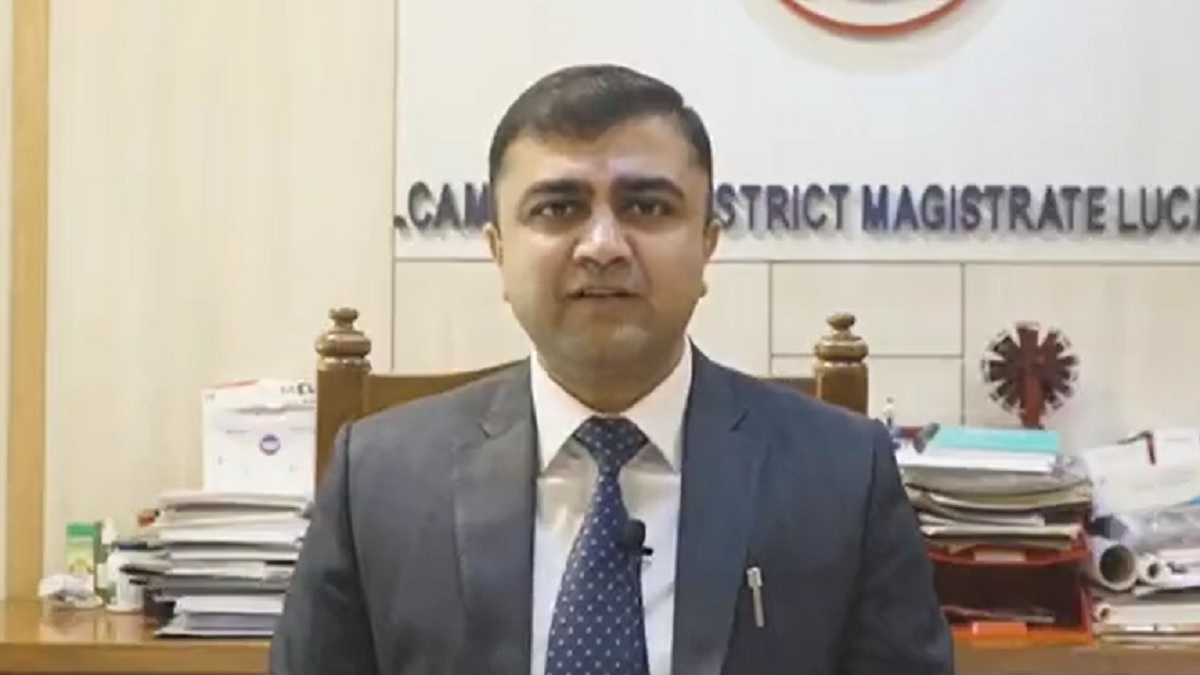 UP Lucknow DM Abhishek Prakash set an example of humanity took the