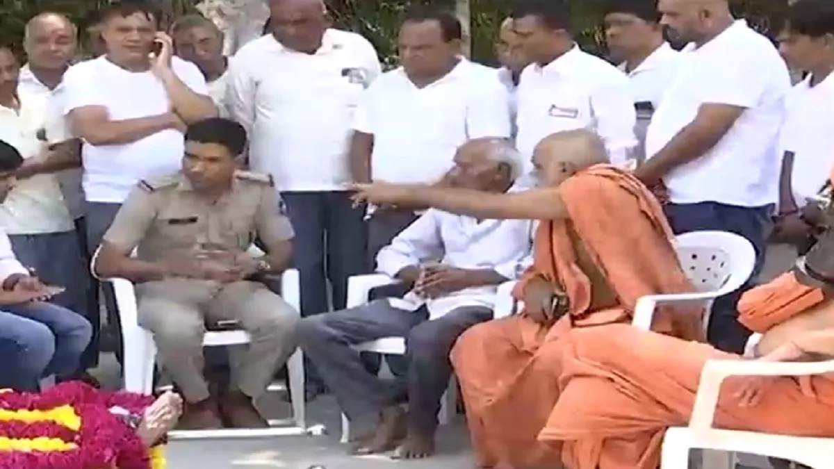 Death Controversy: पोस्टमॉर्टम से खुलासा- हार्ट अटैक नहीं, फांसी के चलते हुई थी गुनातीत स्वामी की मृत्यु Death Controversy- India TV Hindi