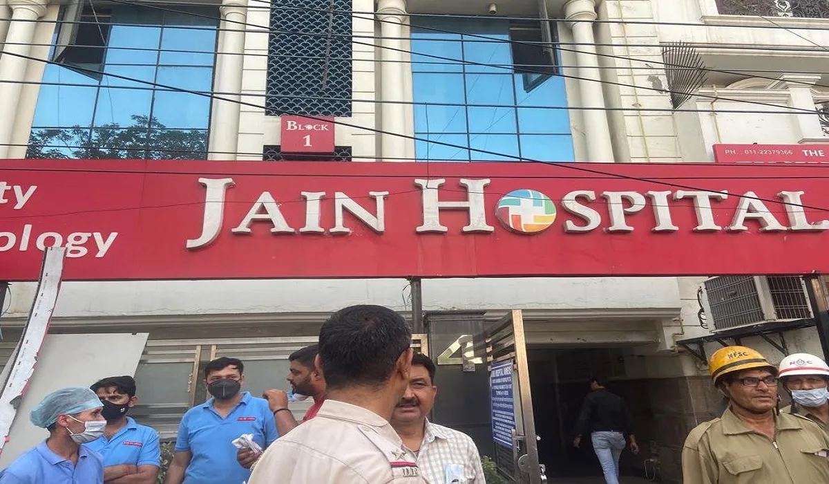 Delhi Fire : दिल्ली के पटपड़गंज में अस्पताल में लगी आग, दमकल की पांच गाड़ियां आग बुझाने में जुटीं Jain Hospital Delhi- India TV Hindi