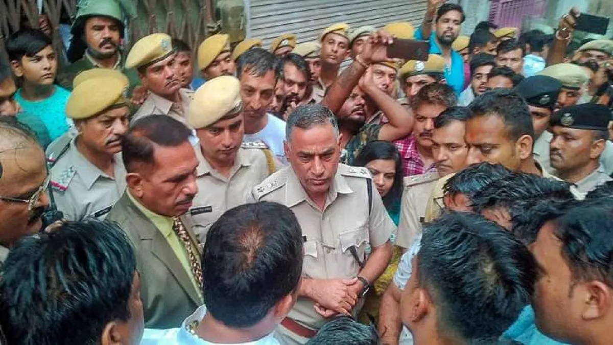 Udaipur Murder Case Highlights: कराची के एक मौलाना के संपर्क में था कन्हैयालाल का हत्यारा रियाज <p>Udaipur: Police personnel interact with locals after the...- India TV Hindi