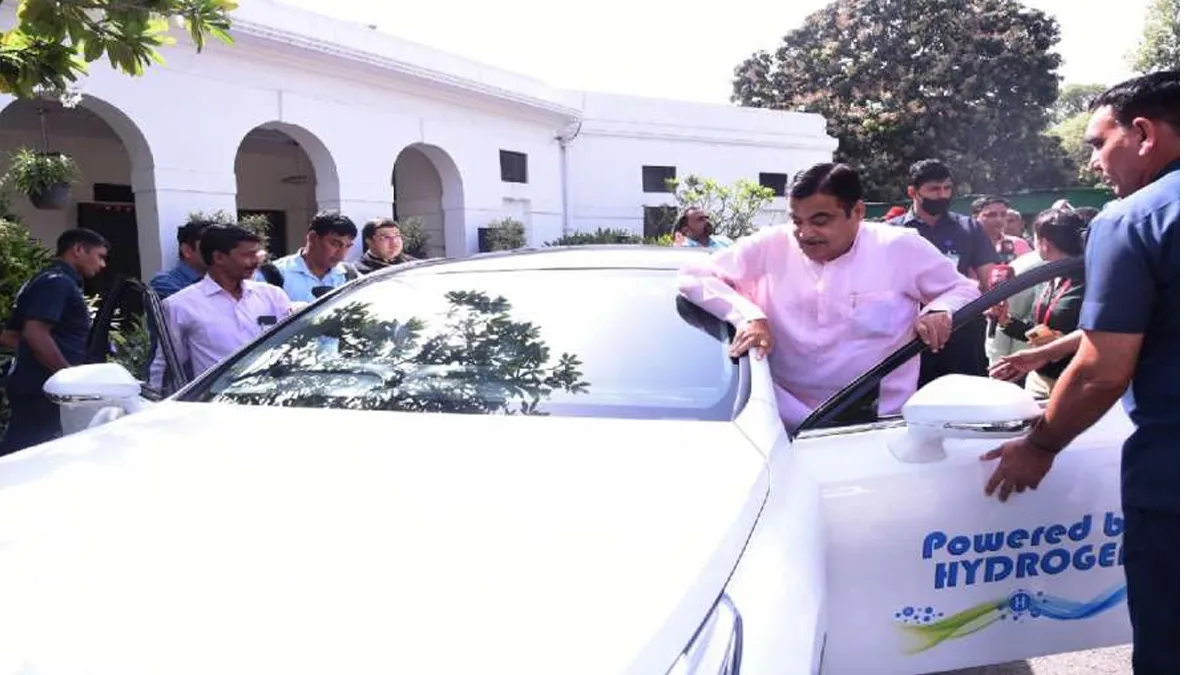 Explainer: भारत में 5 साल बाद Petrol की जरूरत होगी खत्म? क्या इस फ्यूल पर चलेंगे आपके कार और स्कूटर Nitin Gadkari- India TV Hindi