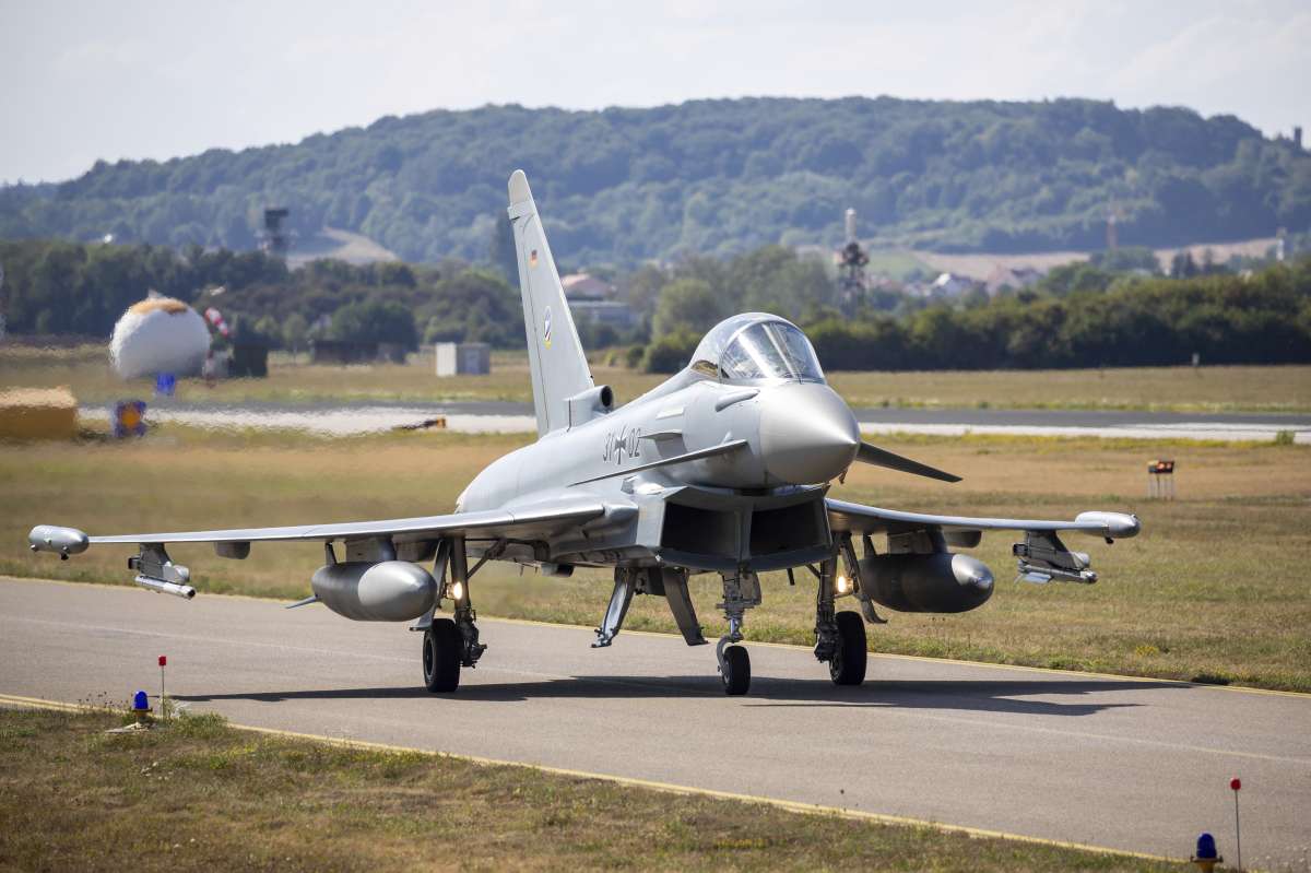 Germany refused to give fighter jet to Ukraine President Zelensky got a shock । जेलेंस्की मांग रहे थे विमान, जर्मनी ने तोड़ दिया गुमान; जानें क्यों लगा पुतिन से दोस्ती का आरोप?