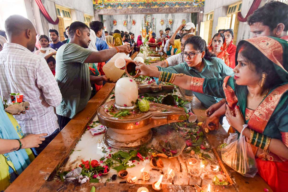 Sawan Last Somwar 2022 Crowd Of Devotees Gathered In The Temples Worshiped Lord Shiva Up