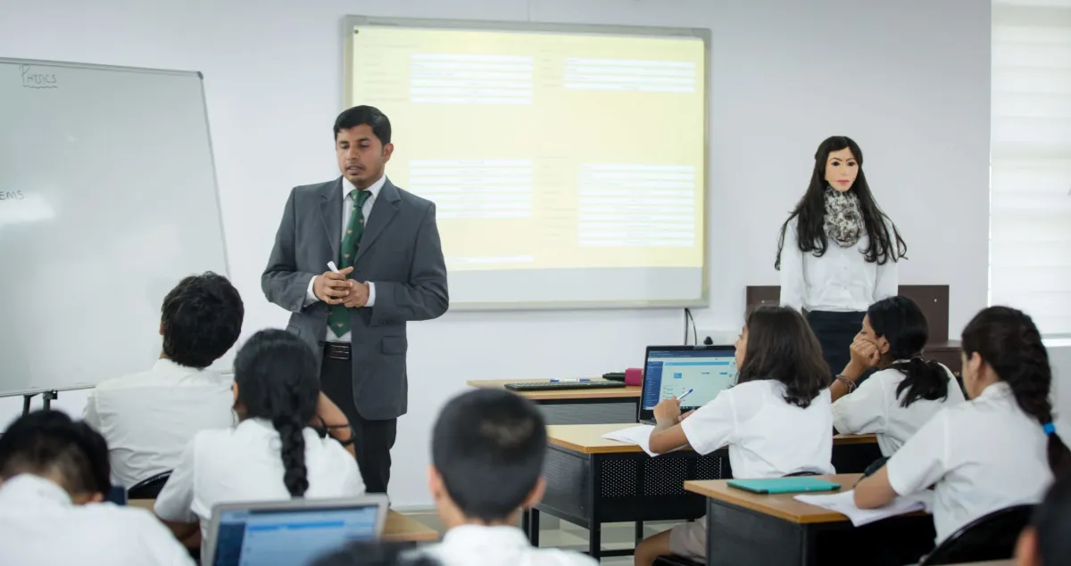 UP के शिक्षक दिनेश पटेल ने किया कमाल, छठवीं से लेकर 11वीं तक के बच्चों को पढ़ाने के लिए रोबोट ‘शालू’ बनाया Female Robot- India TV Paisa