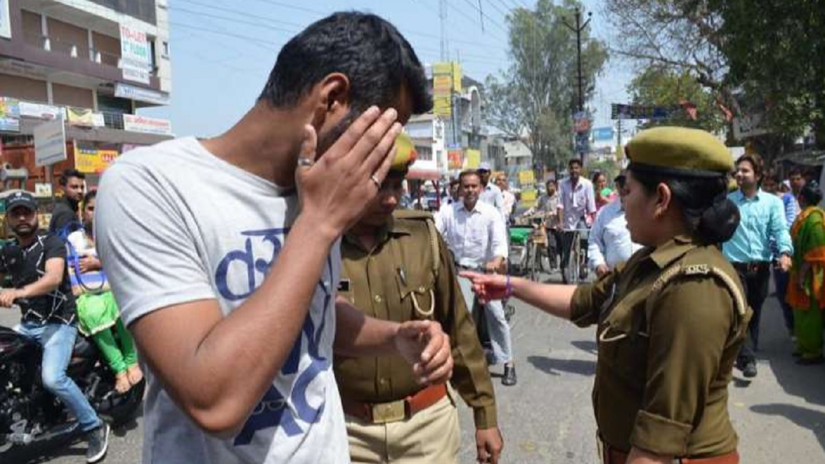 मनचलों पर सख्त हुई यूपी सरकार, एक्शन में एंटी रोमियो स्क्वाड, 10 दिन चलेगा  विशेष अभियान - India TV Hindi