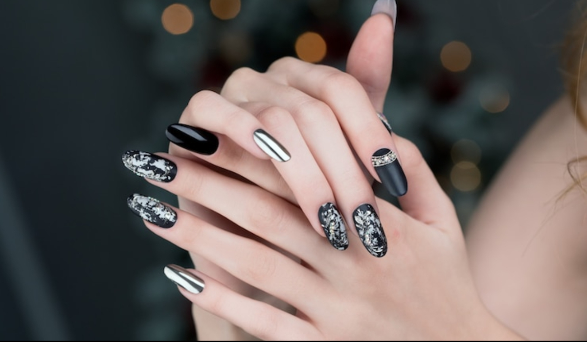 Nail Art Designs स्टाइलिश होने के साथ आसान भी हैं ये नेल आर्ट, देखें