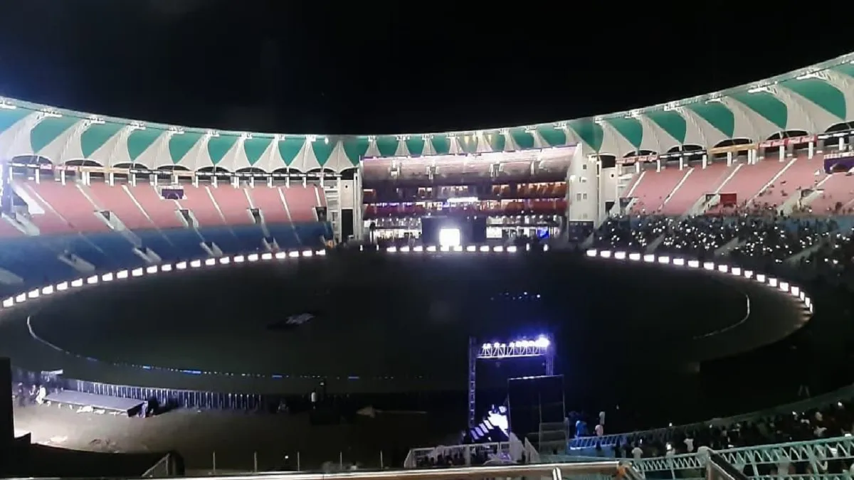 LLC 2022 VIDEO: लखनऊ में हुई फजीहत, लाइव मैच के दौरान इकाना स्टेडियम की हुई बत्ती गुल, रोकना पड़ा मैच Power cut in ekana stadium, lucknow, legends league cricket- India TV Hindi